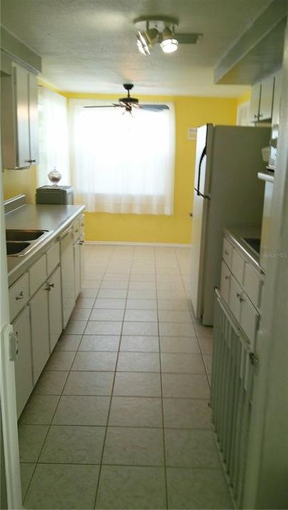 На продажу: $228,988 (2 спален, 2 ванн, 1152 Квадратных фут)