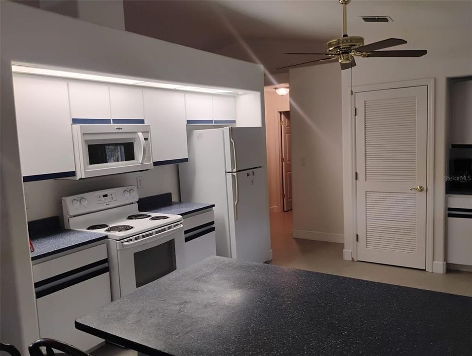 На продажу: $385,000 (3 спален, 2 ванн, 1596 Квадратных фут)
