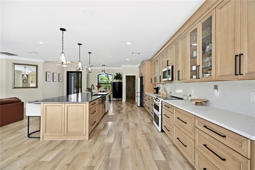For Sale: $1,385,000 (4 beds, 2 baths, 2600 Square Feet)
