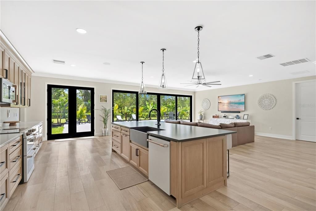 For Sale: $1,385,000 (4 beds, 2 baths, 2600 Square Feet)