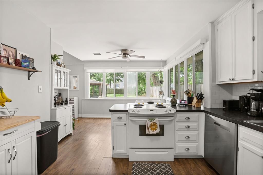 For Sale: $349,900 (2 beds, 1 baths, 805 Square Feet)