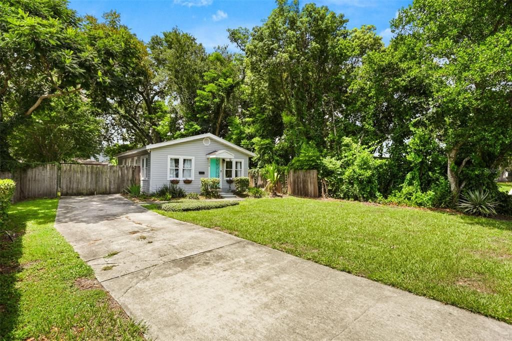For Sale: $349,900 (2 beds, 1 baths, 805 Square Feet)
