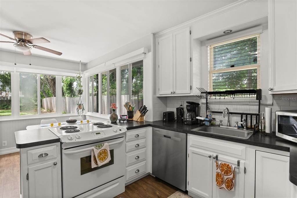 For Sale: $349,900 (2 beds, 1 baths, 805 Square Feet)