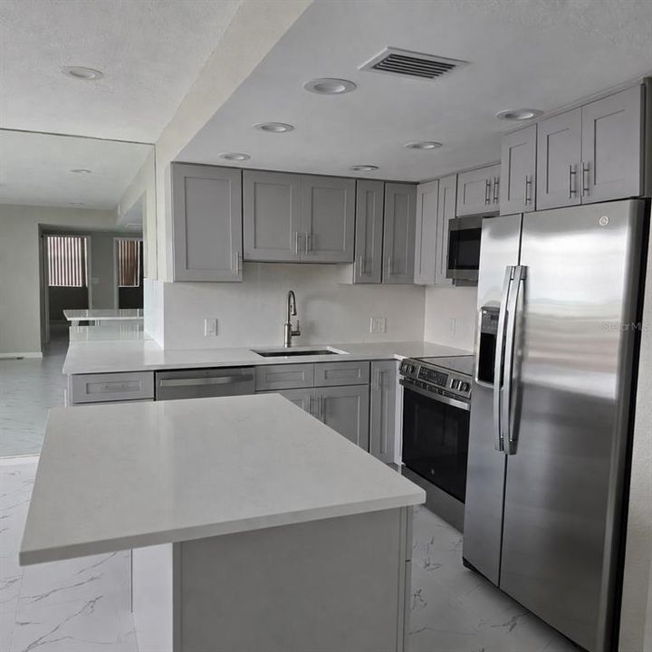 For Rent: $2,850 (2 beds, 2 baths, 838 Square Feet)
