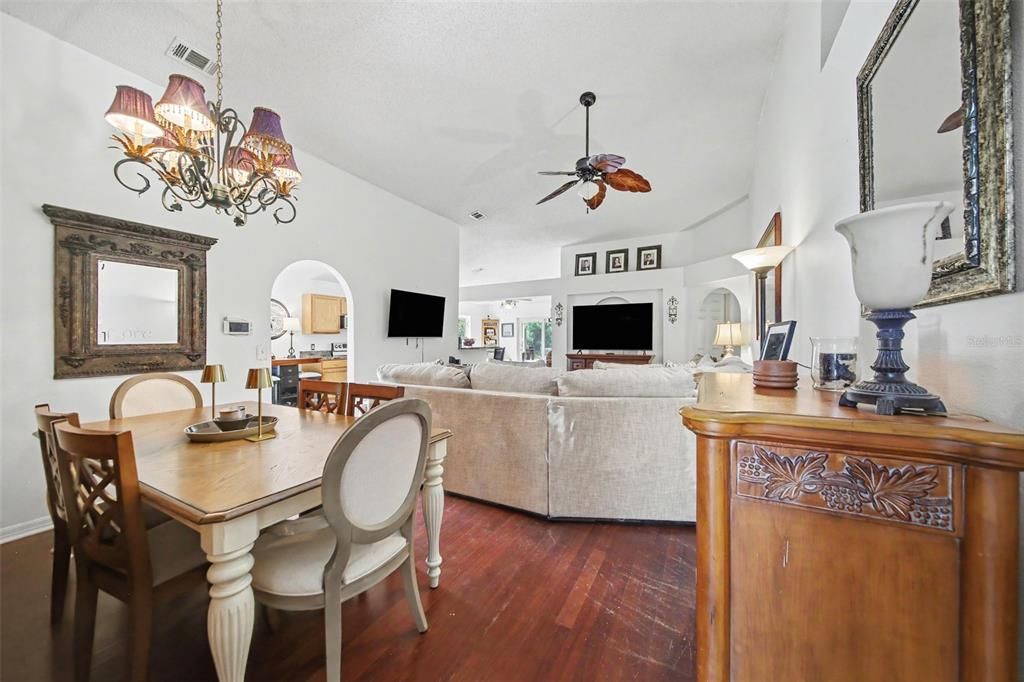 En Venta: $350,000 (4 camas, 2 baños, 1874 Pies cuadrados)