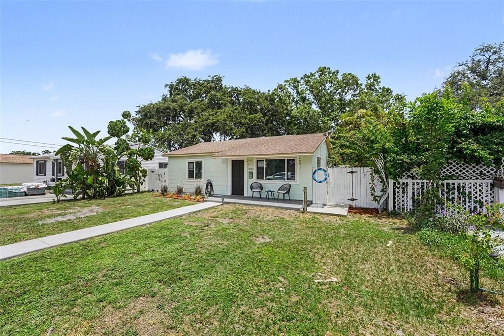 For Sale: $306,000 (2 beds, 1 baths, 800 Square Feet)