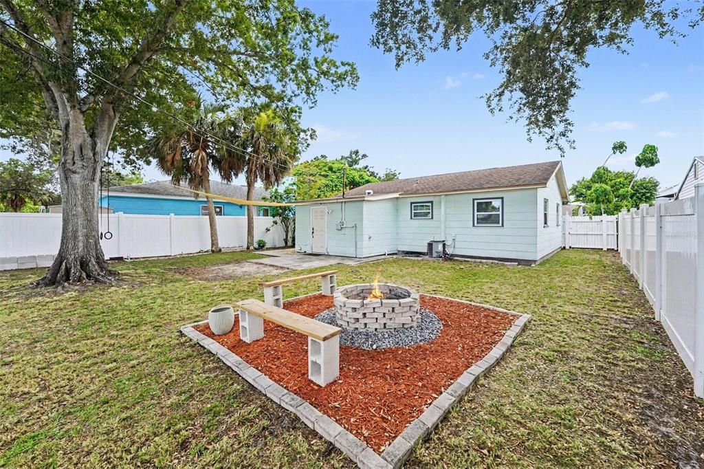 For Sale: $306,000 (2 beds, 1 baths, 800 Square Feet)