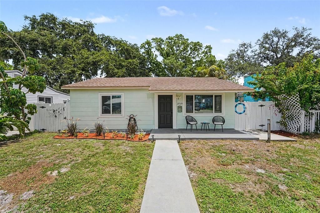 For Sale: $306,000 (2 beds, 1 baths, 800 Square Feet)