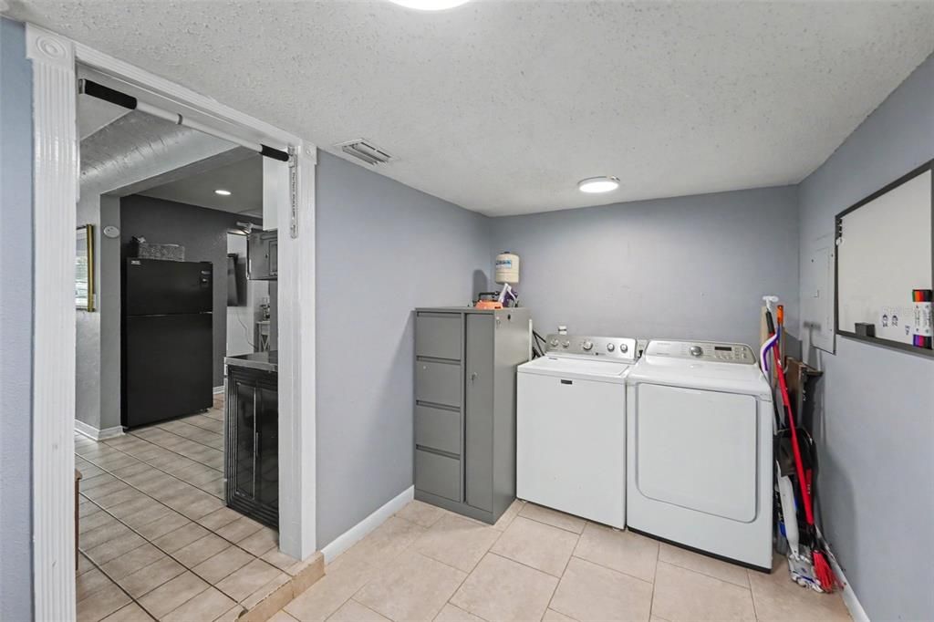 For Sale: $306,000 (2 beds, 1 baths, 800 Square Feet)