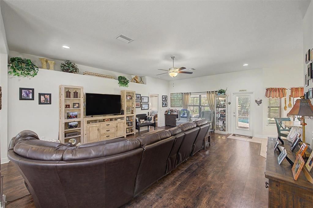 For Sale: $698,000 (4 beds, 3 baths, 2287 Square Feet)