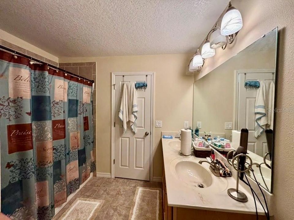 For Sale: $305,000 (3 beds, 2 baths, 1661 Square Feet)