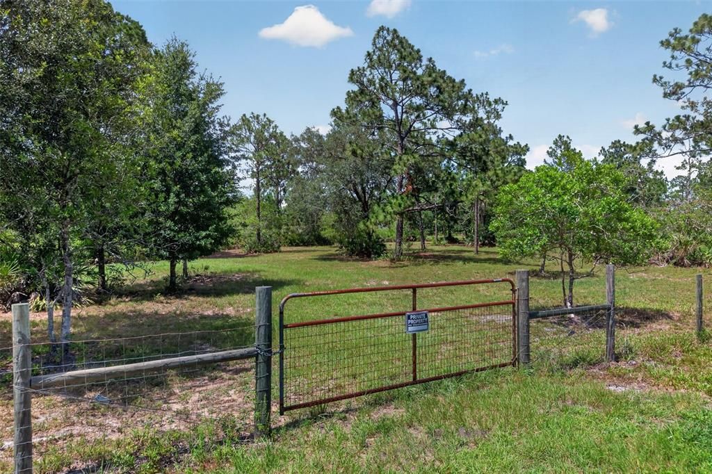 На продажу: $375,000 (4.51 acres)