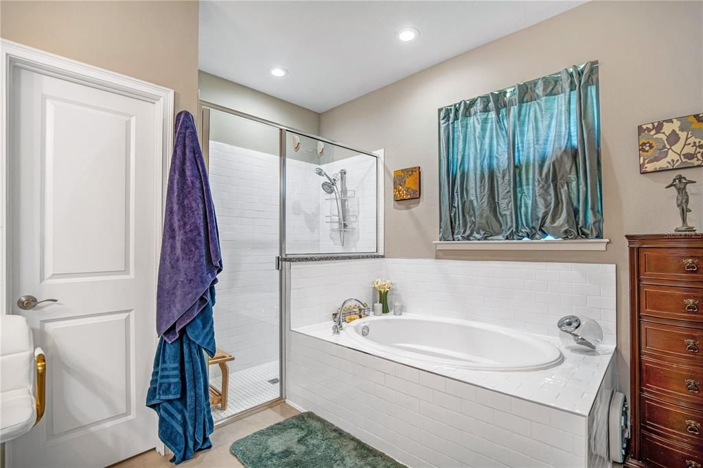 Activo con contrato: $539,900 (4 camas, 3 baños, 2370 Pies cuadrados)