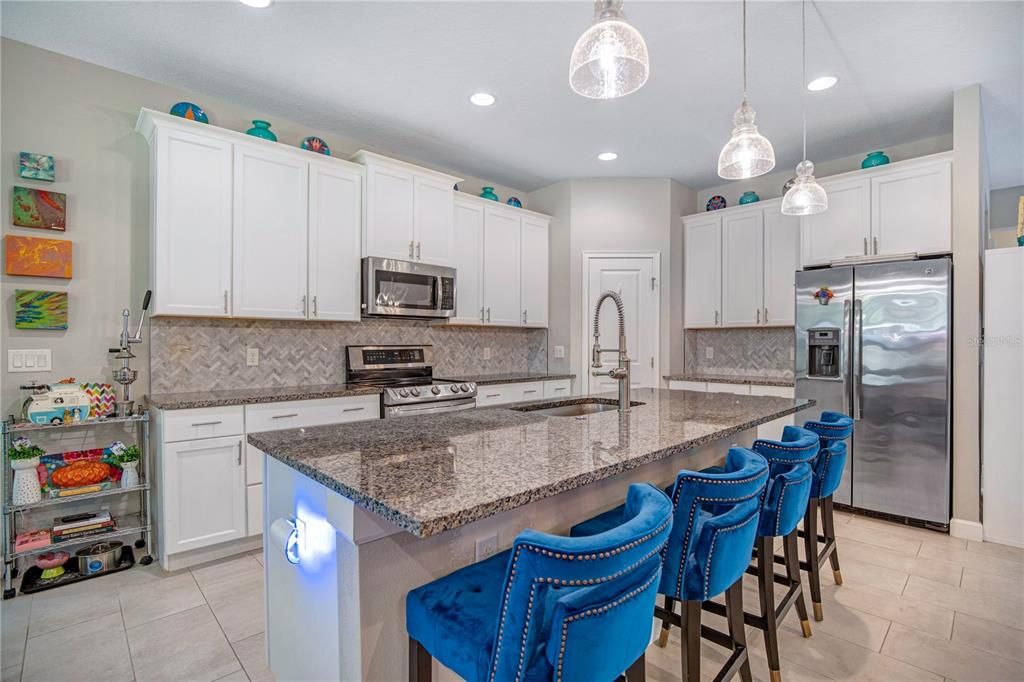 Activo con contrato: $539,900 (4 camas, 3 baños, 2370 Pies cuadrados)