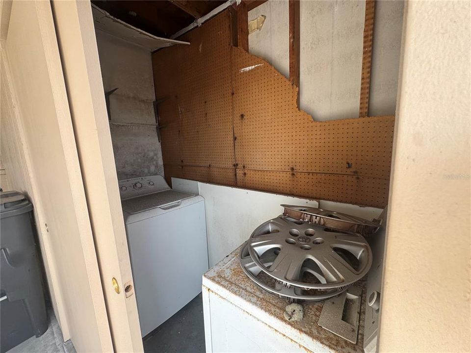 For Sale: $99,000 (2 beds, 1 baths, 1044 Square Feet)