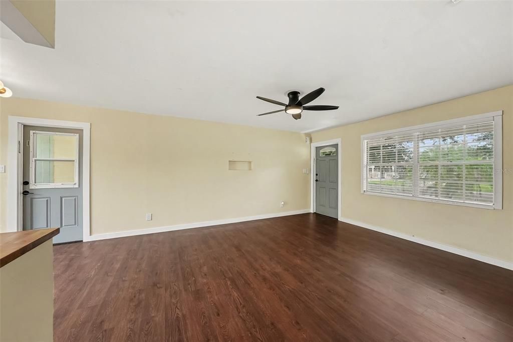 En Venta: $349,900 (4 camas, 2 baños, 1152 Pies cuadrados)