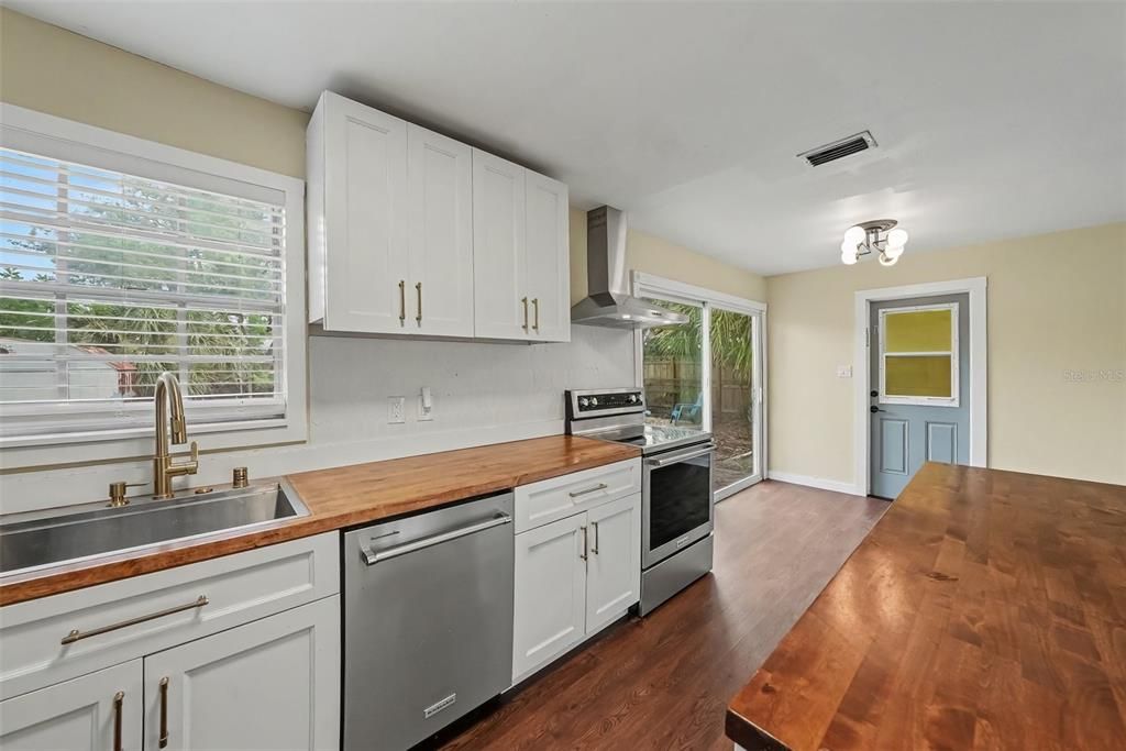 En Venta: $349,900 (4 camas, 2 baños, 1152 Pies cuadrados)