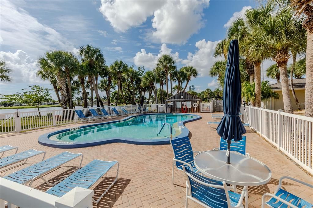 For Sale: $165,000 (2 beds, 2 baths, 1122 Square Feet)