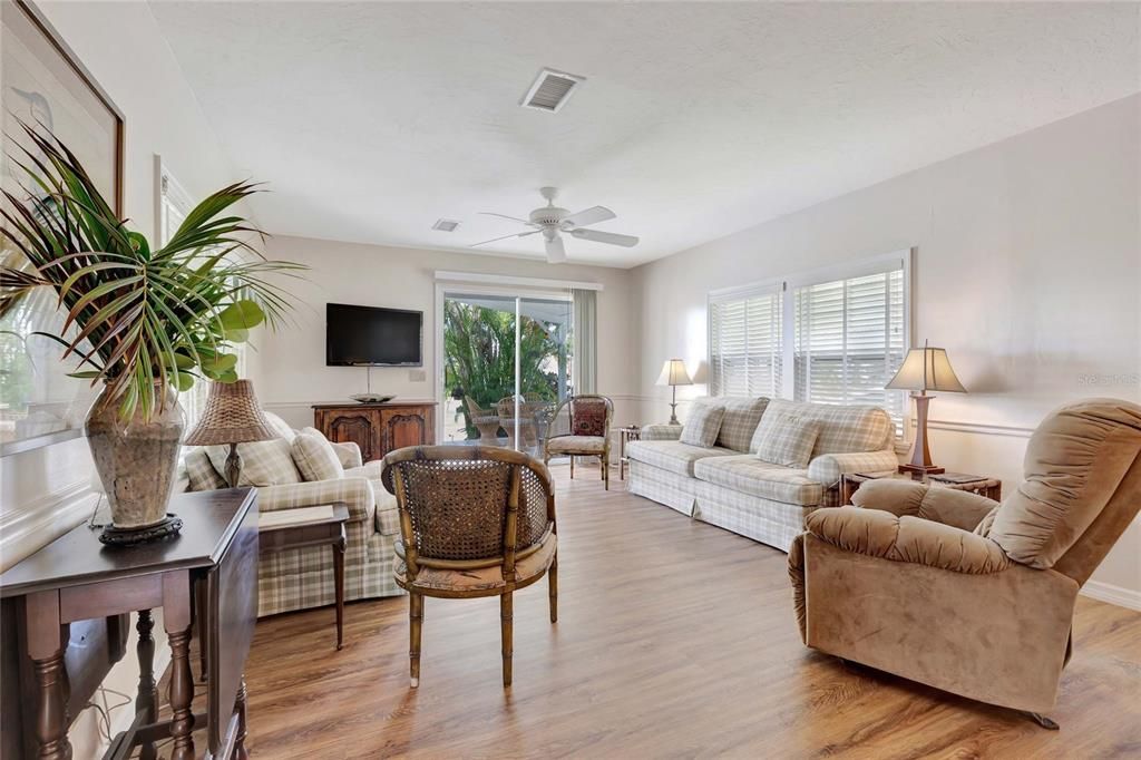 For Sale: $165,000 (2 beds, 2 baths, 1122 Square Feet)