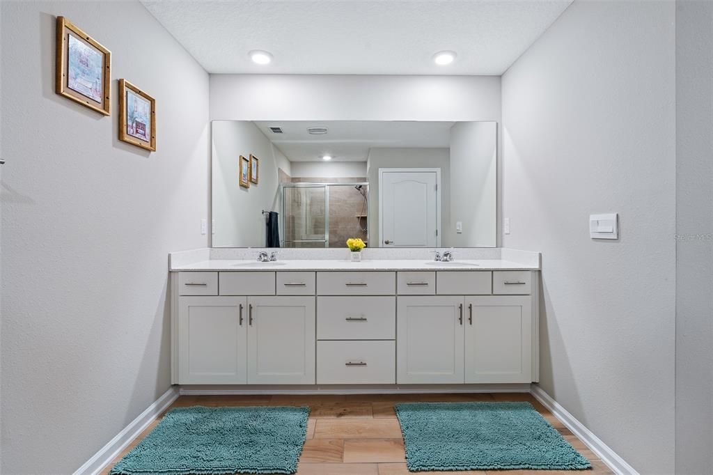 For Rent: $2,700 (4 beds, 2 baths, 1986 Square Feet)