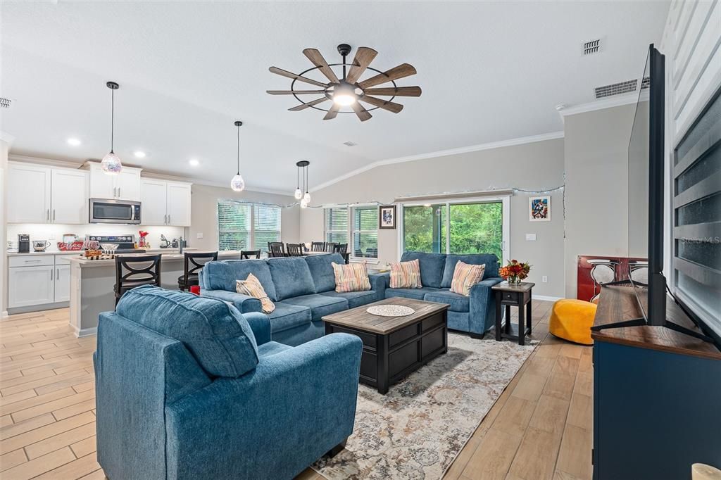 For Rent: $2,700 (4 beds, 2 baths, 1986 Square Feet)