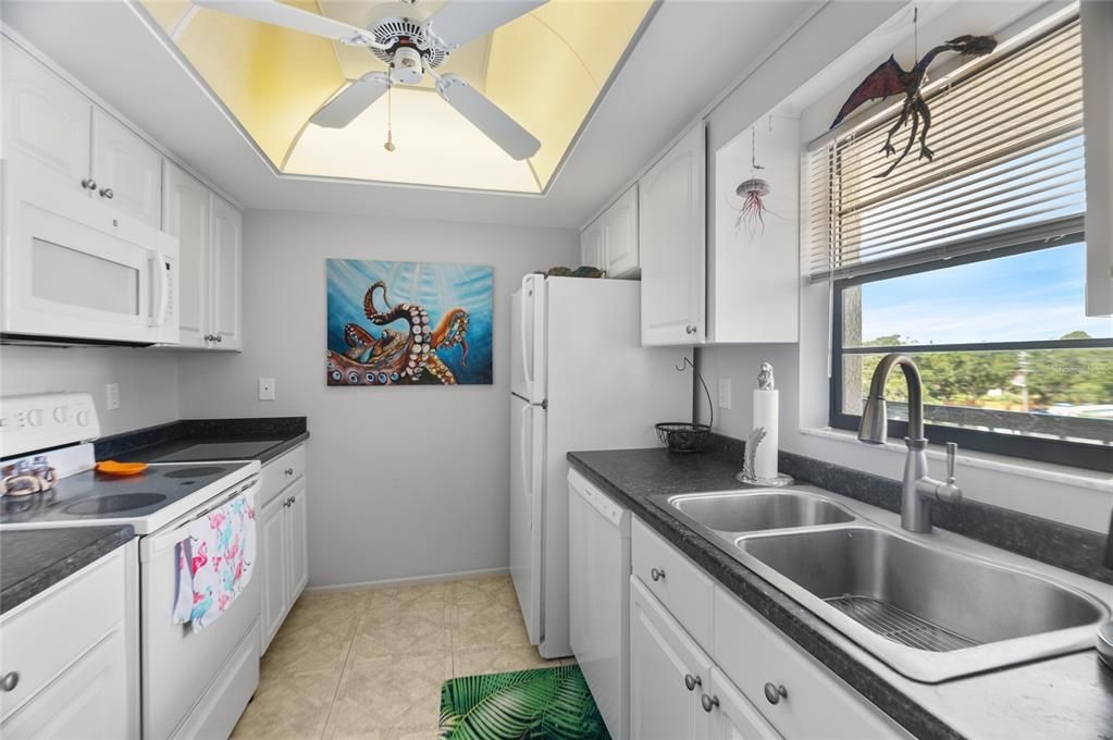 For Sale: $164,900 (1 beds, 1 baths, 770 Square Feet)
