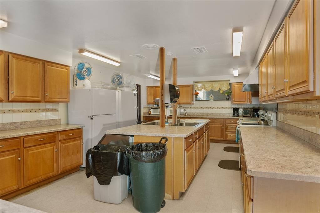 For Sale: $164,900 (1 beds, 1 baths, 770 Square Feet)