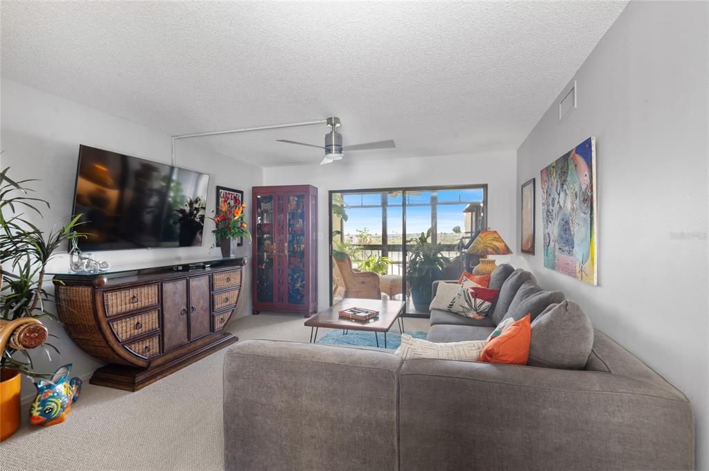 For Sale: $164,900 (1 beds, 1 baths, 770 Square Feet)