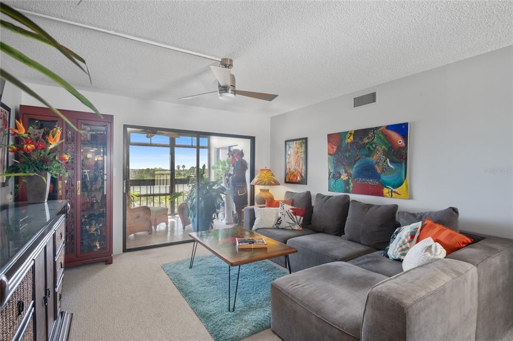 For Sale: $164,900 (1 beds, 1 baths, 770 Square Feet)