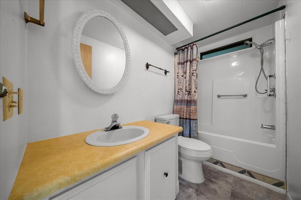 На продажу: $129,900 (2 спален, 2 ванн, 1284 Квадратных фут)