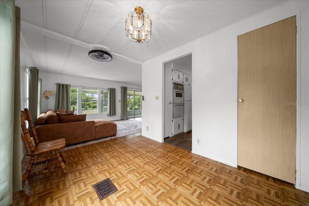 На продажу: $129,900 (2 спален, 2 ванн, 1284 Квадратных фут)