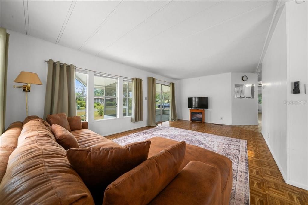 На продажу: $129,900 (2 спален, 2 ванн, 1284 Квадратных фут)