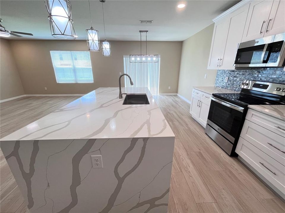 For Rent: $3,100 (5 beds, 3 baths, 2700 Square Feet)
