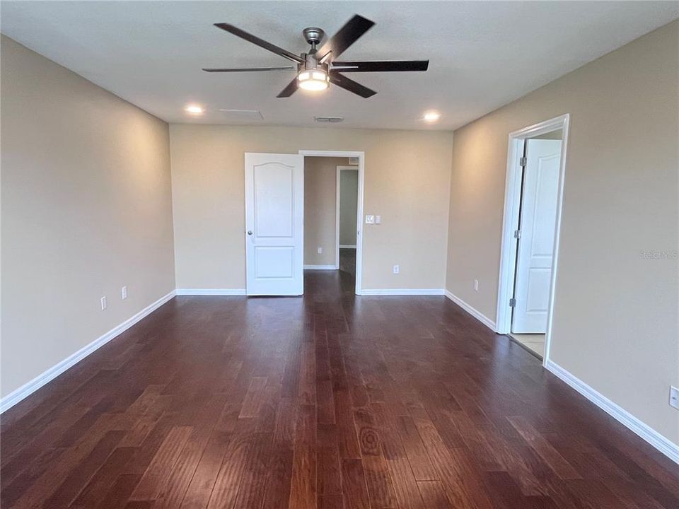 For Rent: $3,100 (5 beds, 3 baths, 2700 Square Feet)