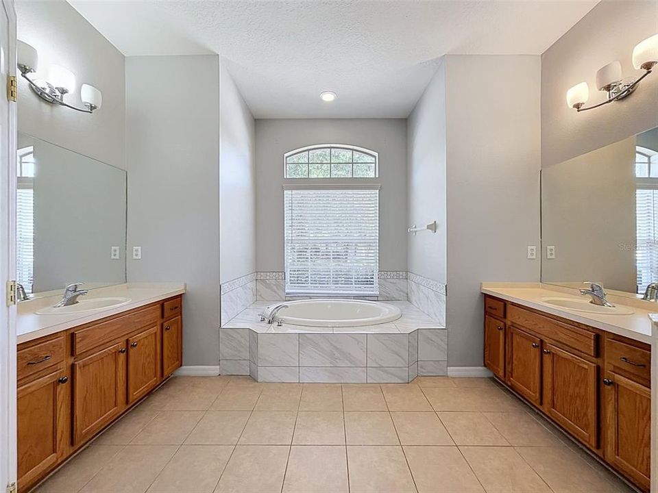 En Venta: $425,000 (4 camas, 3 baños, 2185 Pies cuadrados)