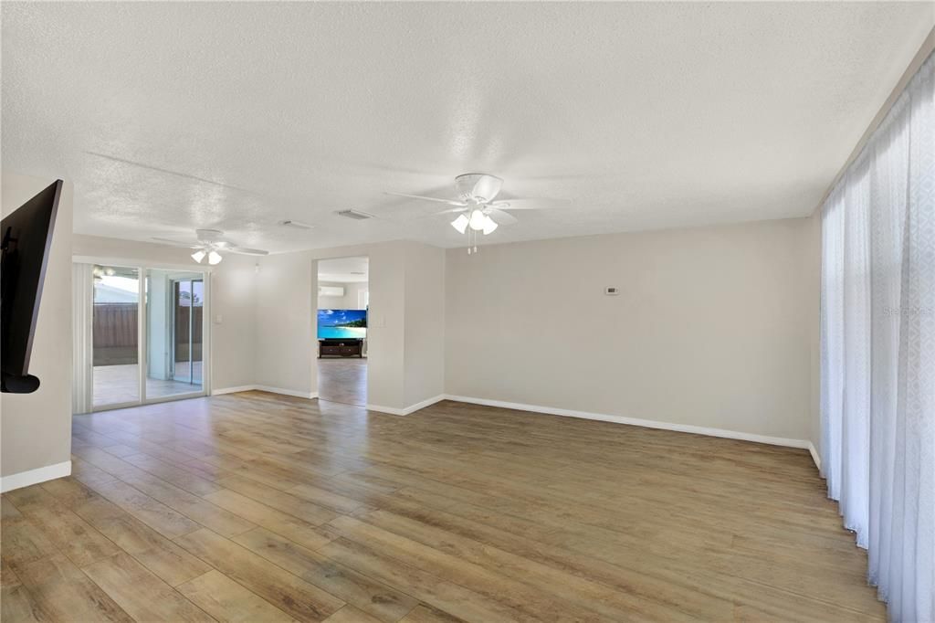 For Sale: $309,000 (2 beds, 3 baths, 1399 Square Feet)