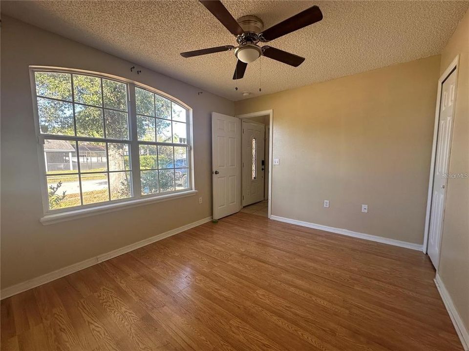 En Venta: $370,000 (5 camas, 2 baños, 1670 Pies cuadrados)