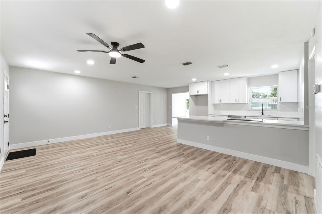 For Sale: $289,900 (2 beds, 1 baths, 1114 Square Feet)