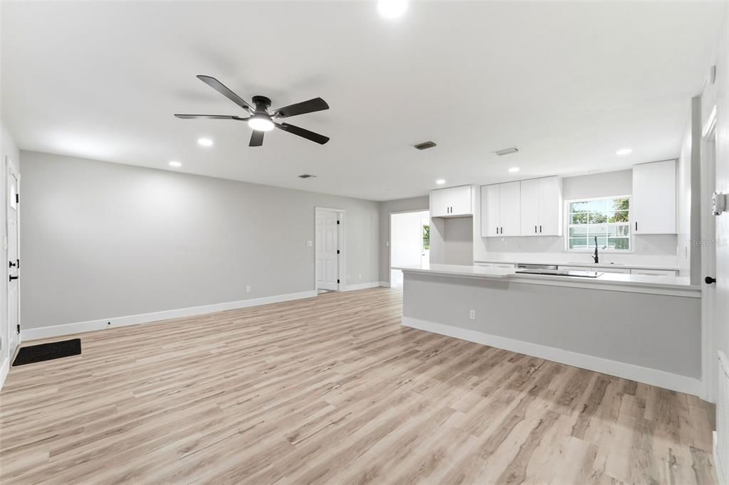 For Sale: $289,900 (2 beds, 1 baths, 1114 Square Feet)