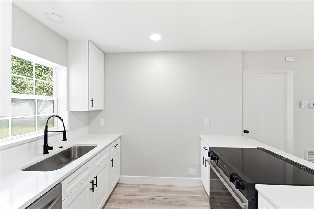 For Sale: $289,900 (2 beds, 1 baths, 1114 Square Feet)