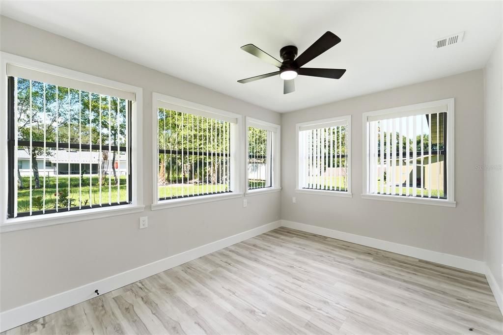 For Sale: $289,900 (2 beds, 1 baths, 1114 Square Feet)