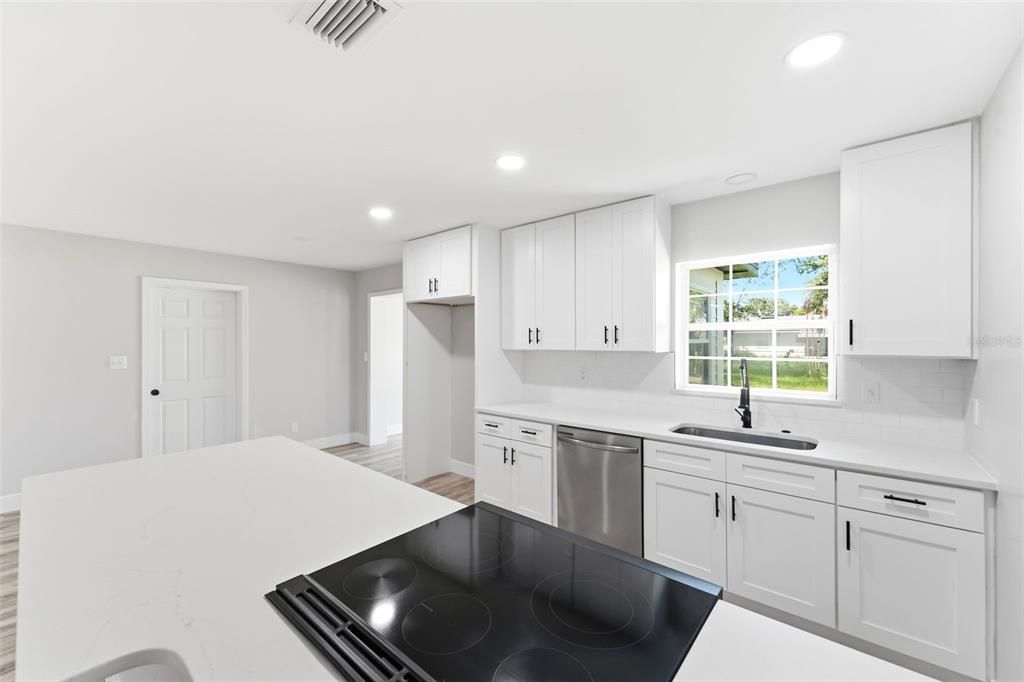 For Sale: $289,900 (2 beds, 1 baths, 1114 Square Feet)