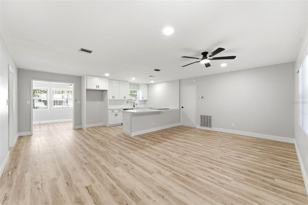 For Sale: $289,900 (2 beds, 1 baths, 1114 Square Feet)