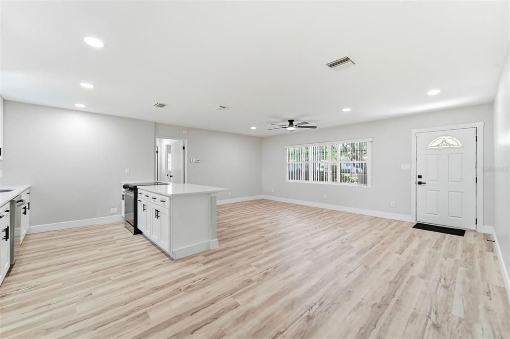 For Sale: $289,900 (2 beds, 1 baths, 1114 Square Feet)