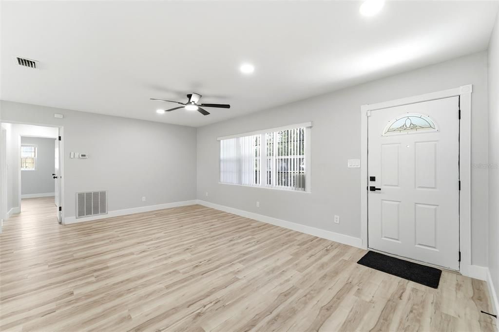 For Sale: $289,900 (2 beds, 1 baths, 1114 Square Feet)
