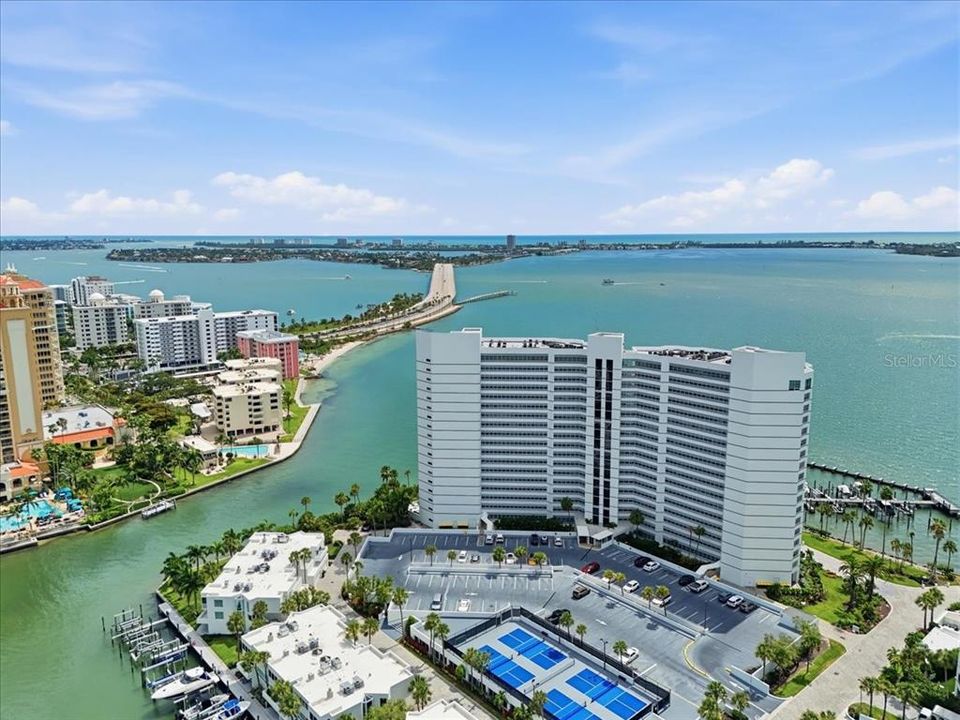 На продажу: $1,225,000 (2 спален, 2 ванн, 1288 Квадратных фут)
