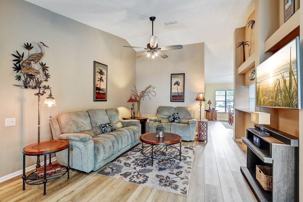 Под контрактом: $474,900 (3 спален, 2 ванн, 2069 Квадратных фут)