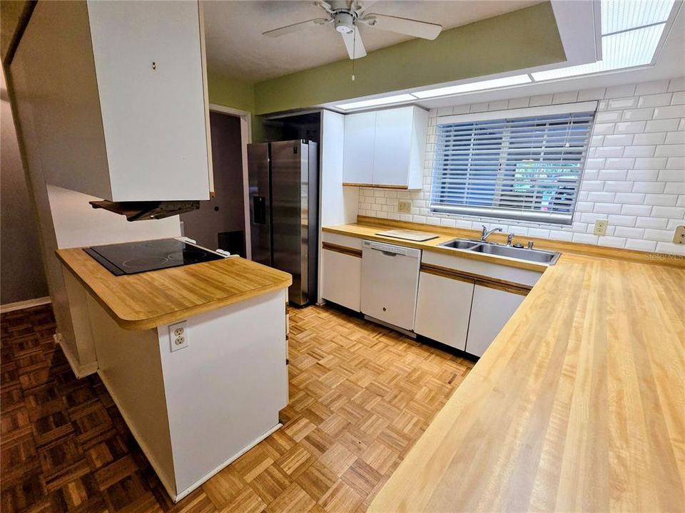 For Rent: $2,600 (3 beds, 2 baths, 2829 Square Feet)
