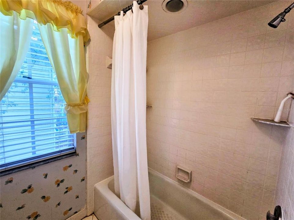 For Rent: $2,600 (3 beds, 2 baths, 2829 Square Feet)