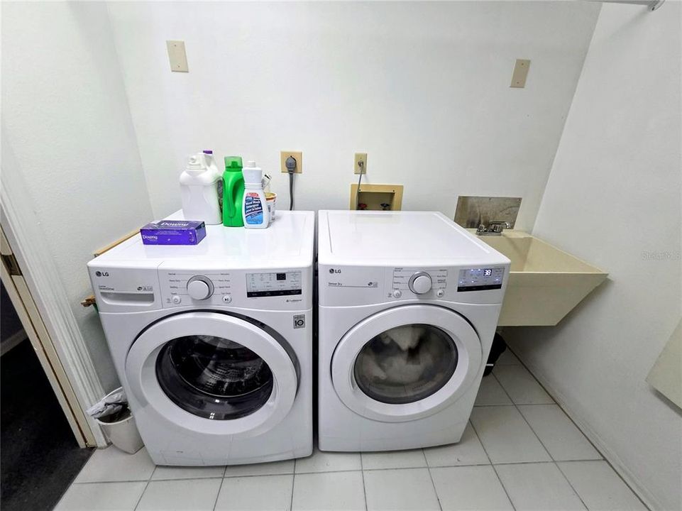 For Rent: $2,600 (3 beds, 2 baths, 2829 Square Feet)